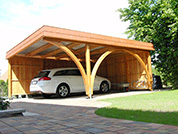Carport 610x600 cm · Lärche · Schindelblende 2-reihig rot · 3 Leimholzbögen · Rückwand · Längsseite geschlossen (Wandelemente)
