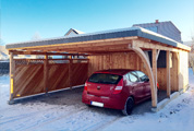 Carport 610x900 cm · Lärche · Schindelblende 1-reihig Echtschiefer · Winkelabdeckleiste für Schindelblende · Abstellraum ca. 600x300 cm · linke Längsseite geschlossen (Ravenna) · 1 Leimholzbogen