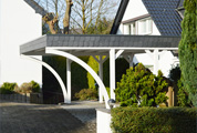 Carport 610x500 cm · Fichte · Schindelblende 2-reihig lotrecht Echtschiefer · 2 Leimholzbögen · Kopfbandpaket · vom Kunden weiß gestrichen