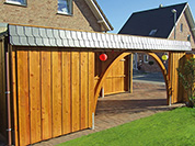 Carport 410x700 cm · Lärche · Schindelblende 2-reihig Echtschiefer · 2 Leimholzbögen · Längsseite geschlossen (Wandelemente)