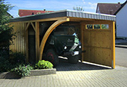 Carport 310x700 cm · Fichte · Schindelblende 1-reihig schwarz · 1 Leimholzbogen · Längsseite geschlossen (Wandelemente)