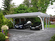 Carport 610x600 cm · Fichte · Schindelblende 2-reihig Echtschiefer · 2 Leimholzbögen · vom Kunden weiß gestrichen