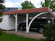 Carport 610x700 cm · Fichte · Schindelblende 2-reihig rot · 1 Leimholzbogen · Abstellraum 200 cm · vom Kunden weiß gestrichen