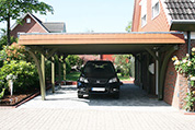 Carport 610x800 cm · Lärche · Schindelblende 2-reihig rot · 2 Leimholzbögen · vom Kunden grün gestrichen