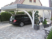Carport 410x600 cm · Fichte · Schindelblende 2-reihig Echtschiefer · 2 Leimholzbögen · vom Kunden weiß gestrichen