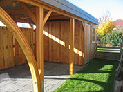 Carport 310x700 cm · Lärche · Schindelblende 2-reihig Echtschiefer · 1 Leimholzbogen · Abstellraum 200 cm · Leimholzrahmentür · Sprossenfenster