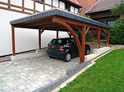 Carport 410x600 cm · Lärche · Schindelblende 1-reihig Echtschiefer · 1 Leimholzbogen · vom Kunden braun gestrichen