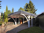 Carport 410x510 cm · Fichte · Schindelblende 2-reihig schwarz · 2 Leimholzbögen · vom Kunden weiß gestrichen